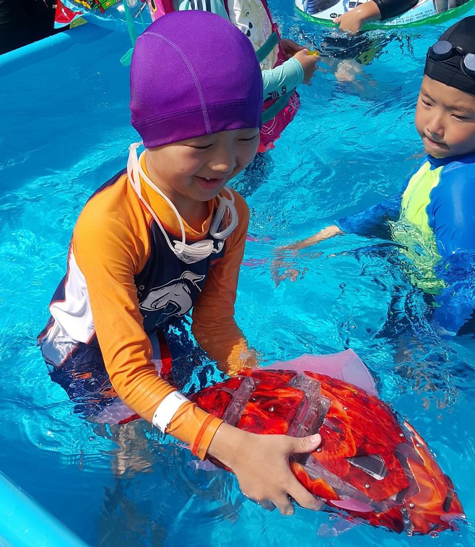 부산항 수영장에 로봇 물고기가 산다