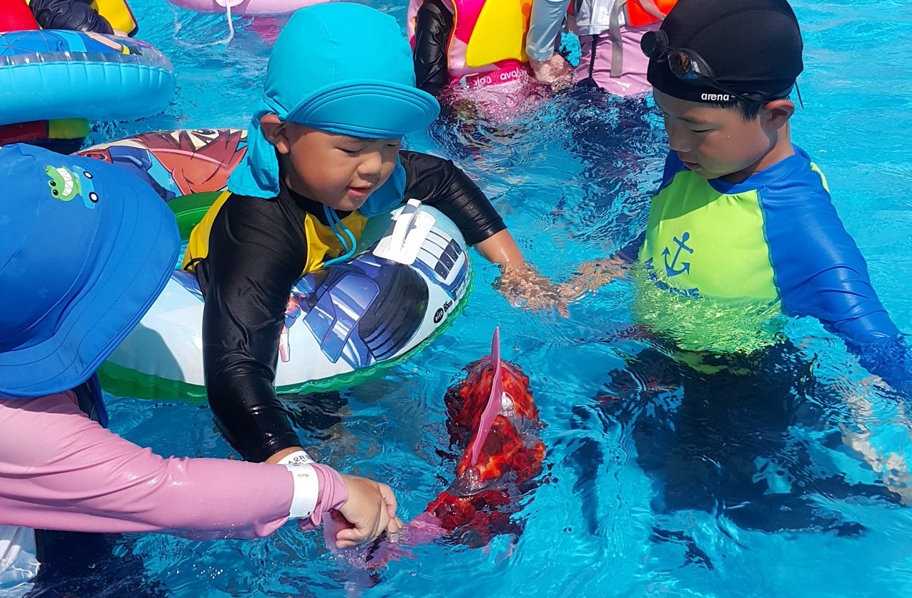 부산항 수영장에 로봇 물고기가 산다