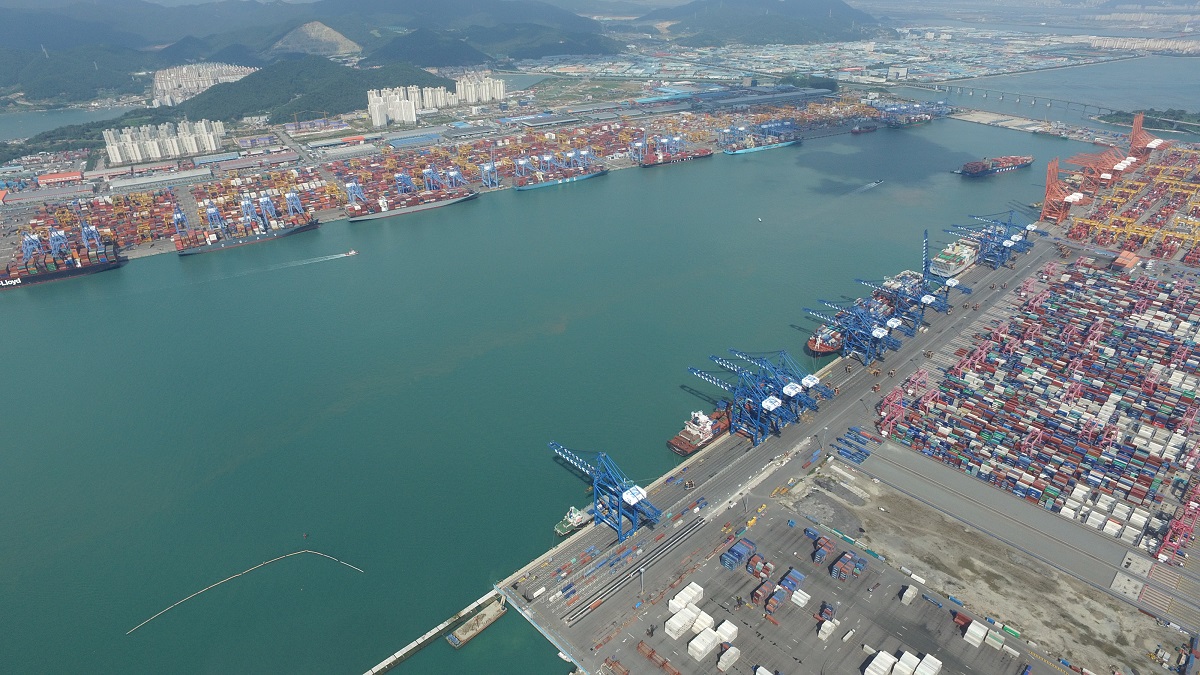 부산항신항, 모든 선석에 컨테이너선 접안