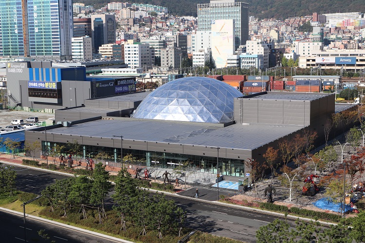 “부산항의 히어로는 나야 나~” 북항 재개발지역에 아시아 최초 마블 체험관 개장, 국내외 관광객 유혹
