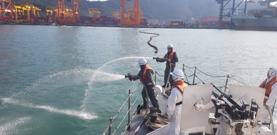 부산항신항 4부두 앞 해상, 긴급방제훈련 실시
