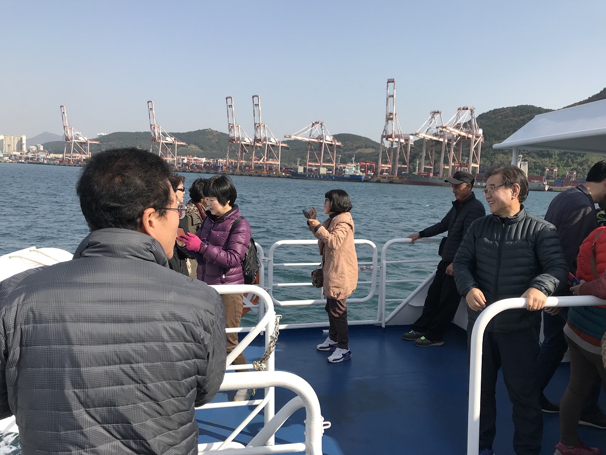 울산 북구청‘제3대학’수강생, 부산항 둘러봐..