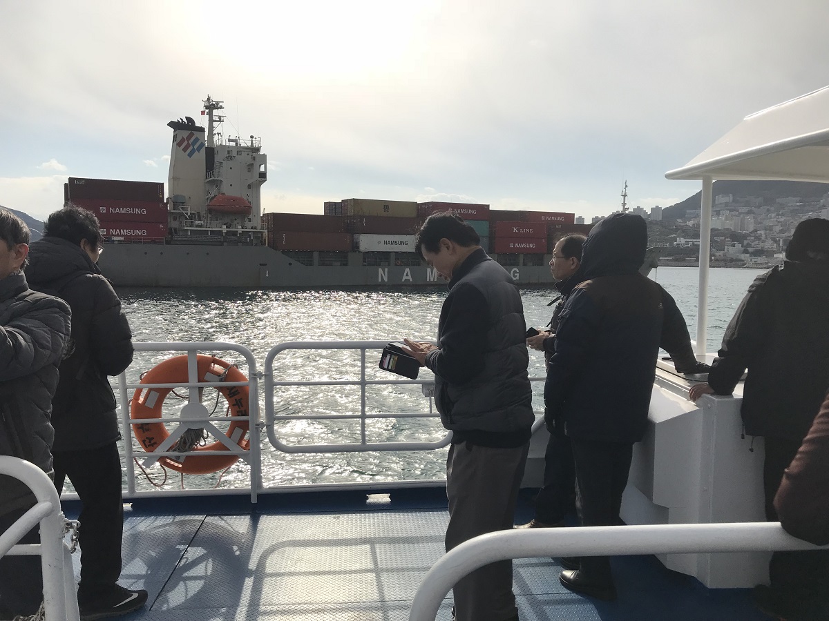 충북대 명예교수 일행, 부산항 견학