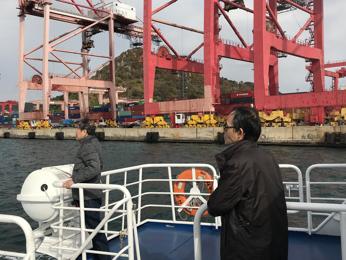 충북대 명예교수 일행, 부산항 견학