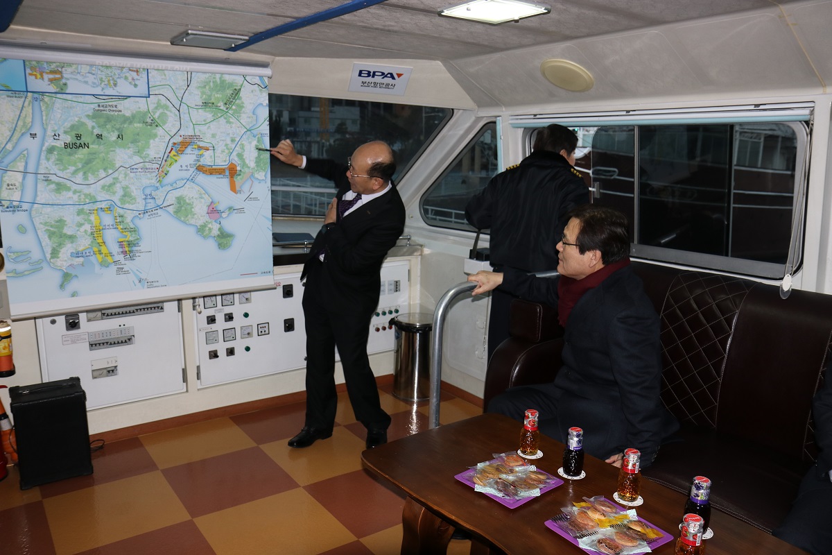 최종구 금융위원장, 부산항 방문