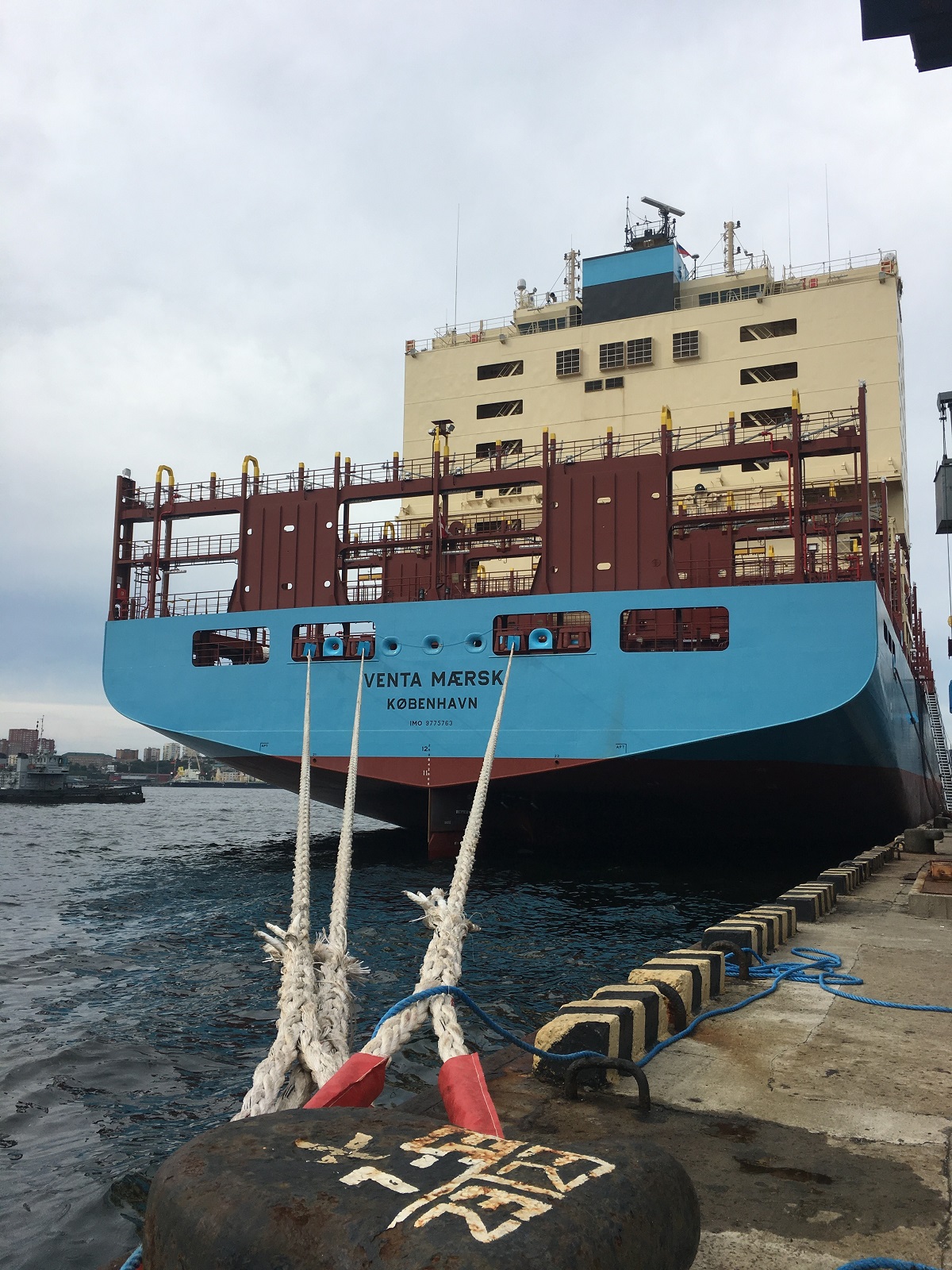 세계최초 북극항로 통과‘컨’선박 부산항 입항