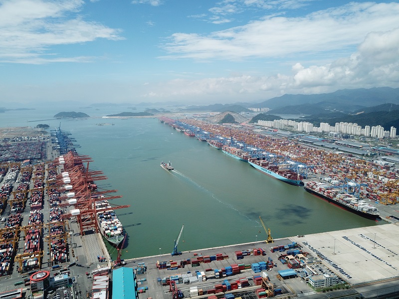 ‘하역작업에 분주한 부산항 신항’