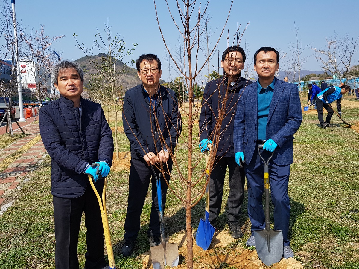 미세먼지 저감위한 신항 합동 나무심기 행사 개최