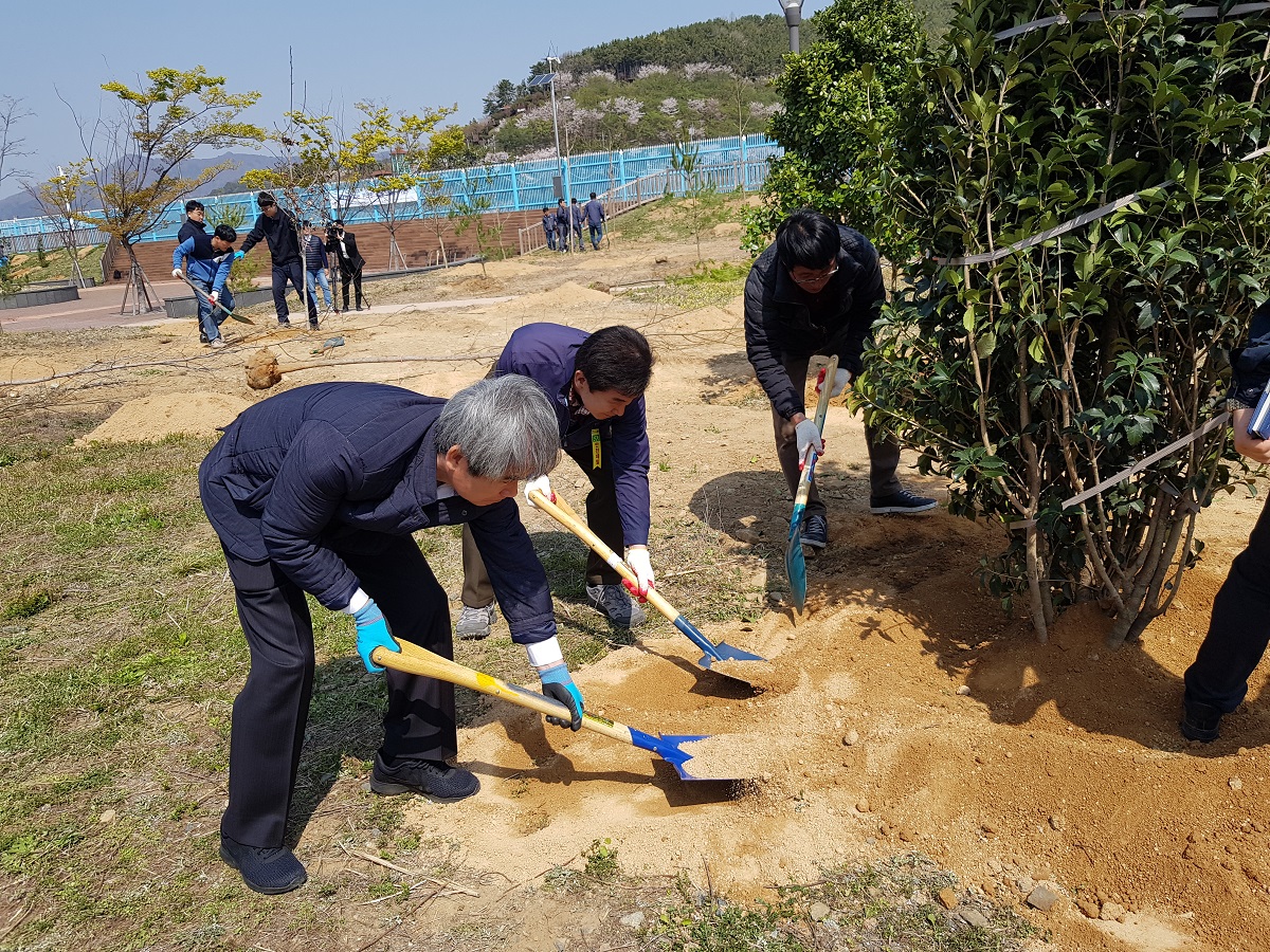미세먼지 저감위한 신항 합동 나무심기 행사 개최