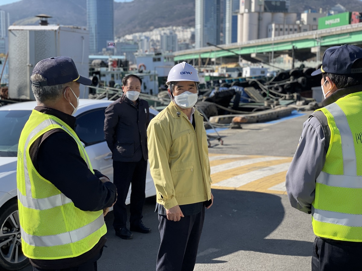 부산항만공사 남기찬 사장, 설 명절 맞아 부두현장에서 항만근로자 격려하고 안전점검에 나서