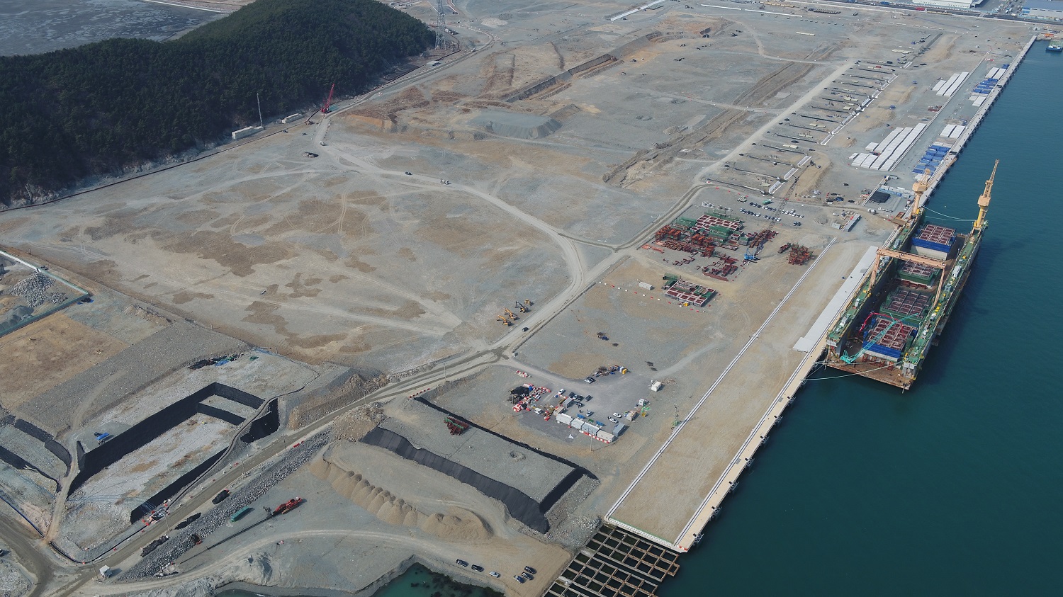 부산항만공사, 신항 2-5단계 3개 선석 하부공사 완료···상부공사 추진중