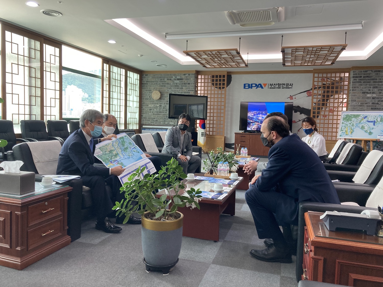 주한 라트비아대사, 부산항 방문