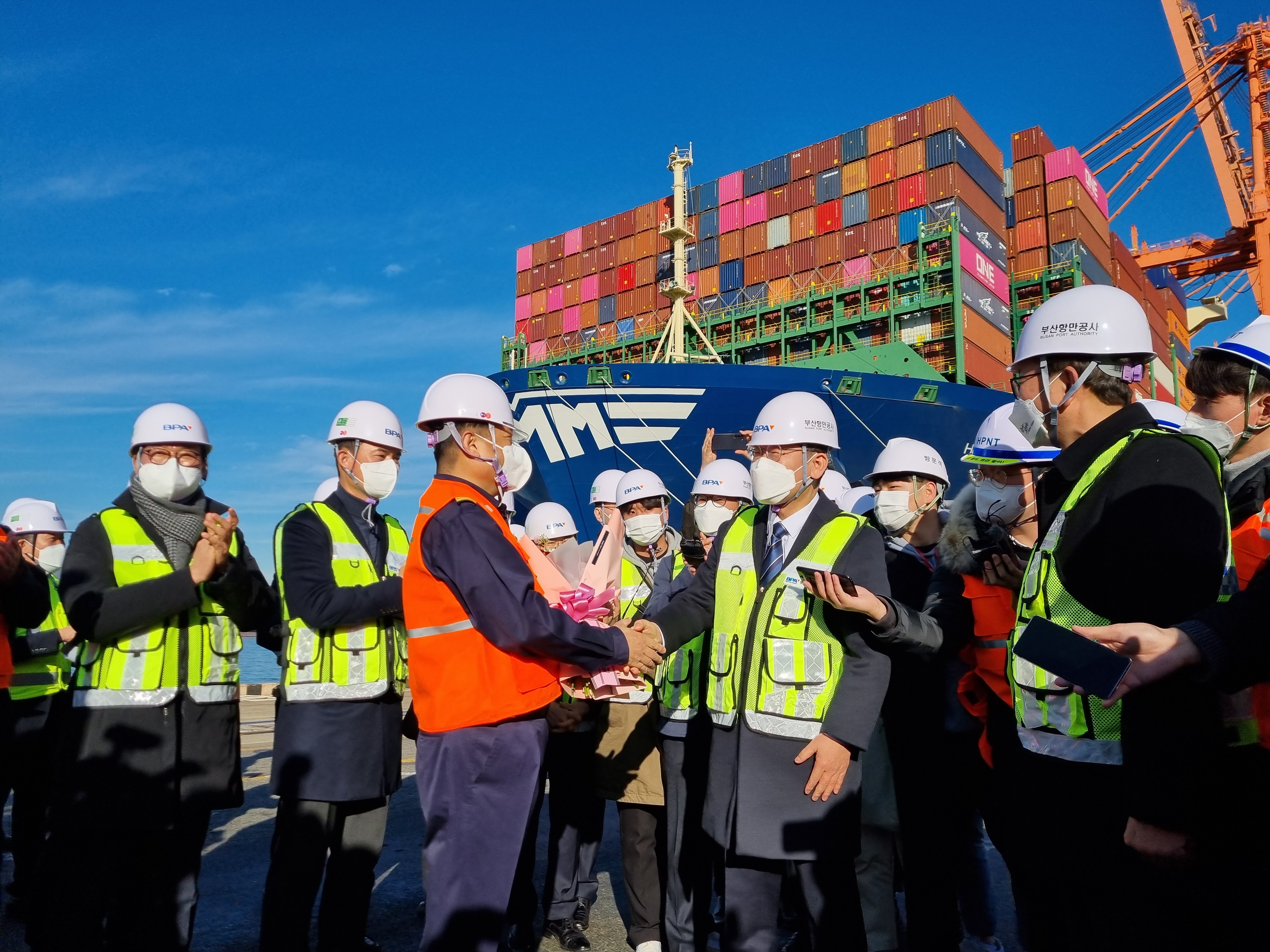 BPA, 부산항 신항 방문한 이재명 후보와 함께 국적원양선박 초대형선 첫 출항 안전항행 격려하다