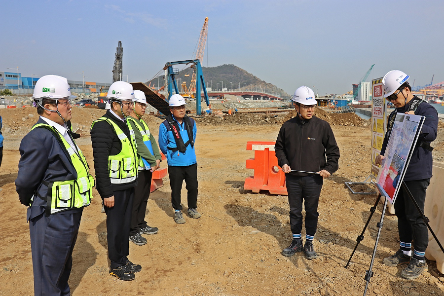 부산항만공사, 해빙기 맞아 부산신항 서컨테이너터미널 건설현장 안전점검