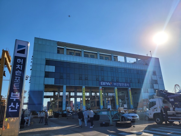 부산항 북항 자성대부두, 감만부두 1번 선석으로 이전 시작