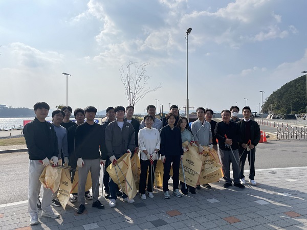 부산항만공사 임직원, 가덕도 천성항 일대 연안정화 봉사