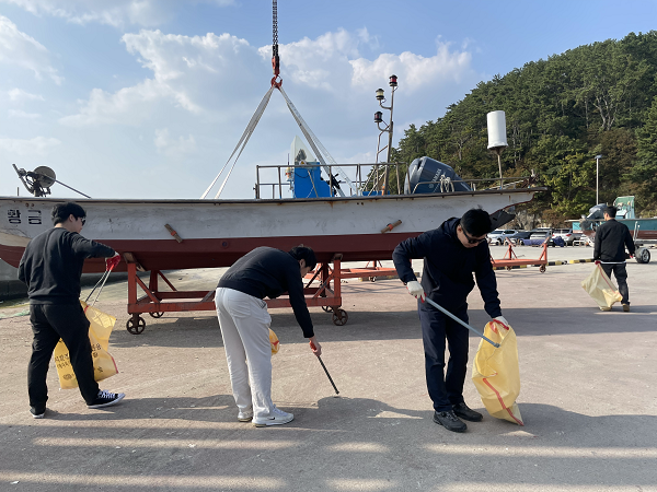부산항만공사 임직원, 가덕도 천성항 일대 연안정화 봉사