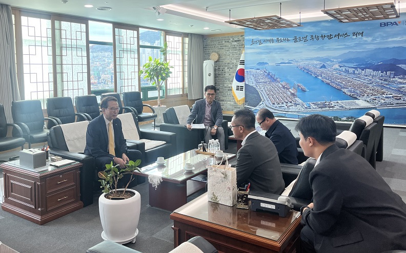 라오스 정부 관계자들 부산항 방문