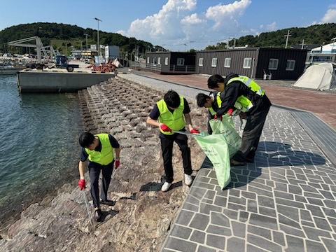 BPA, 신항 터미널 운영사와 함께 가덕도 천성항 일대 연안정화 활동