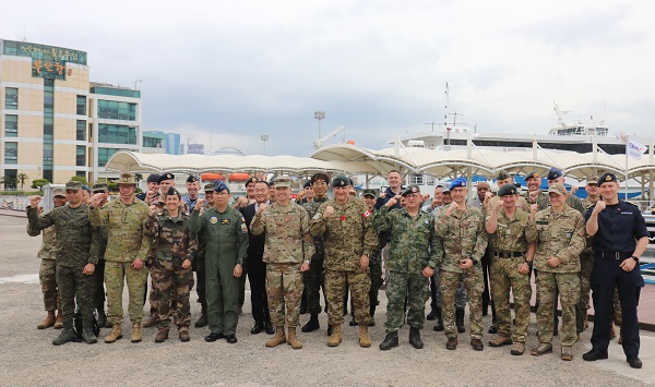 주한 유엔군사령부 회원국 관계자들 부산항 시찰