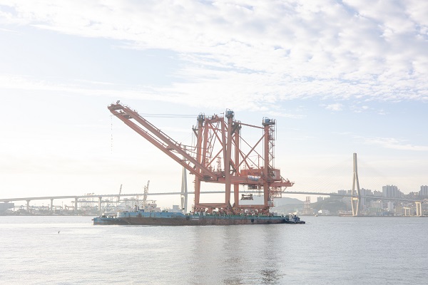 자성대부두의 대형 안벽크레인 이전 개시, 지난 46년 간 운영을 마무리하고, 또 다른 항해를 준비하다!