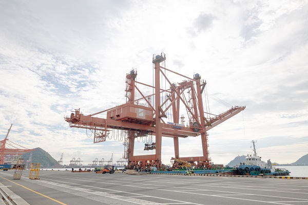 자성대부두의 대형 안벽크레인 이전 개시, 지난 46년 간 운영을 마무리하고, 또 다른 항해를 준비하다!