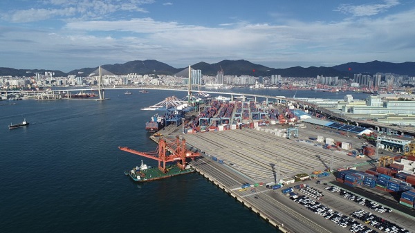 자성대부두의 대형 안벽크레인 이전 개시, 지난 46년 간 운영을 마무리하고, 또 다른 항해를 준비하다!