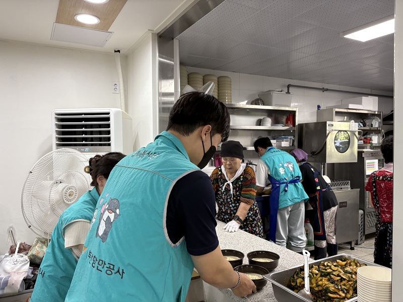부산항만공사 직원들, 무더위 속 취약계층 어르신에 시원한 콩국수 전달