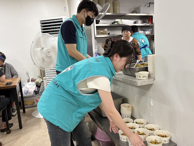 부산항만공사 직원들, 무더위 속 취약계층 어르신에 시원한 콩국수 전달