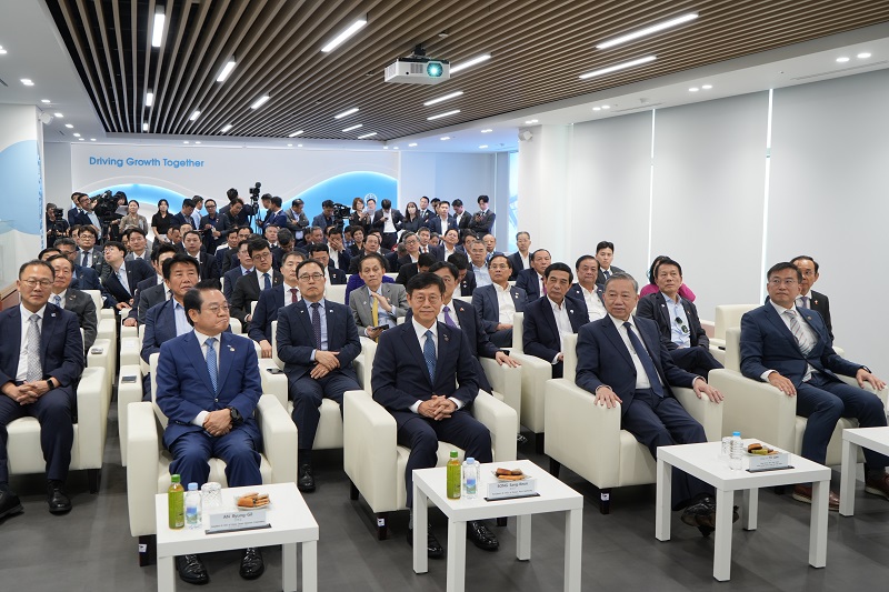 베트남 또 럼 당 서기장, 부산항 신항 방문