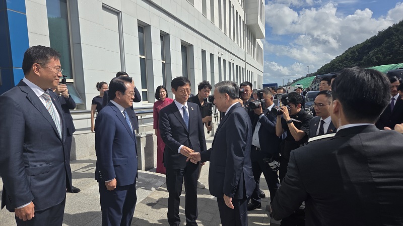 베트남 또 럼 당 서기장, 부산항 신항 방문