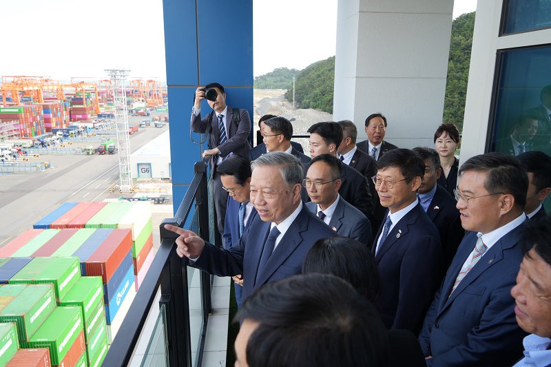 베트남 또 럼 당 서기장, 부산항 신항 방문