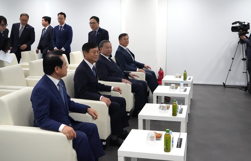 베트남 또 럼 당 서기장, 부산항 신항 방문