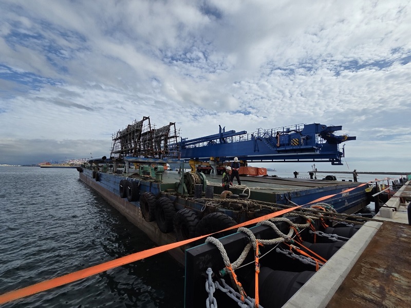 부산항 완전자동화부두 2차 하역장비 제작 순항