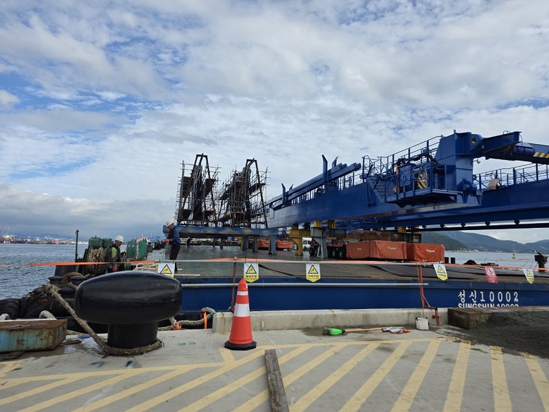 부산항 완전자동화부두 2차 하역장비 제작 순항