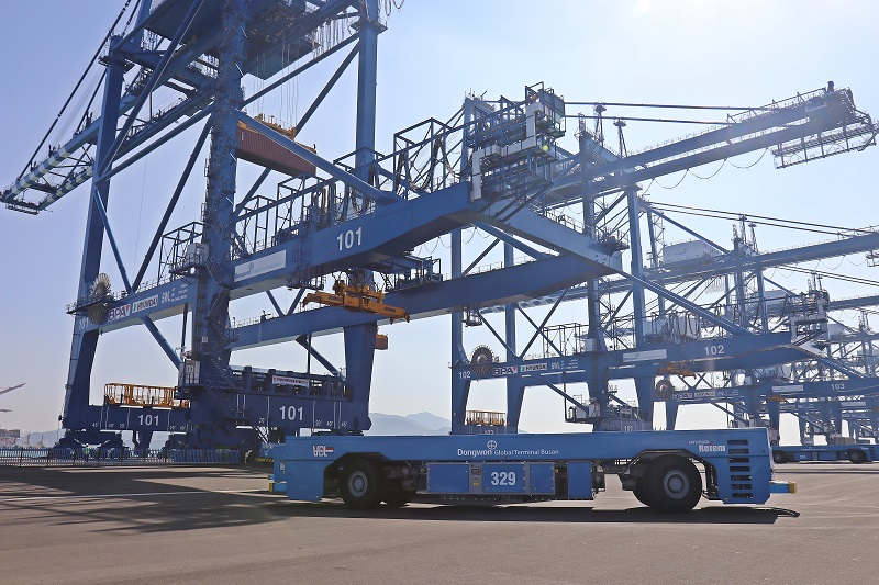 부산항 완전자동화부두 2차 하역장비 제작 순항